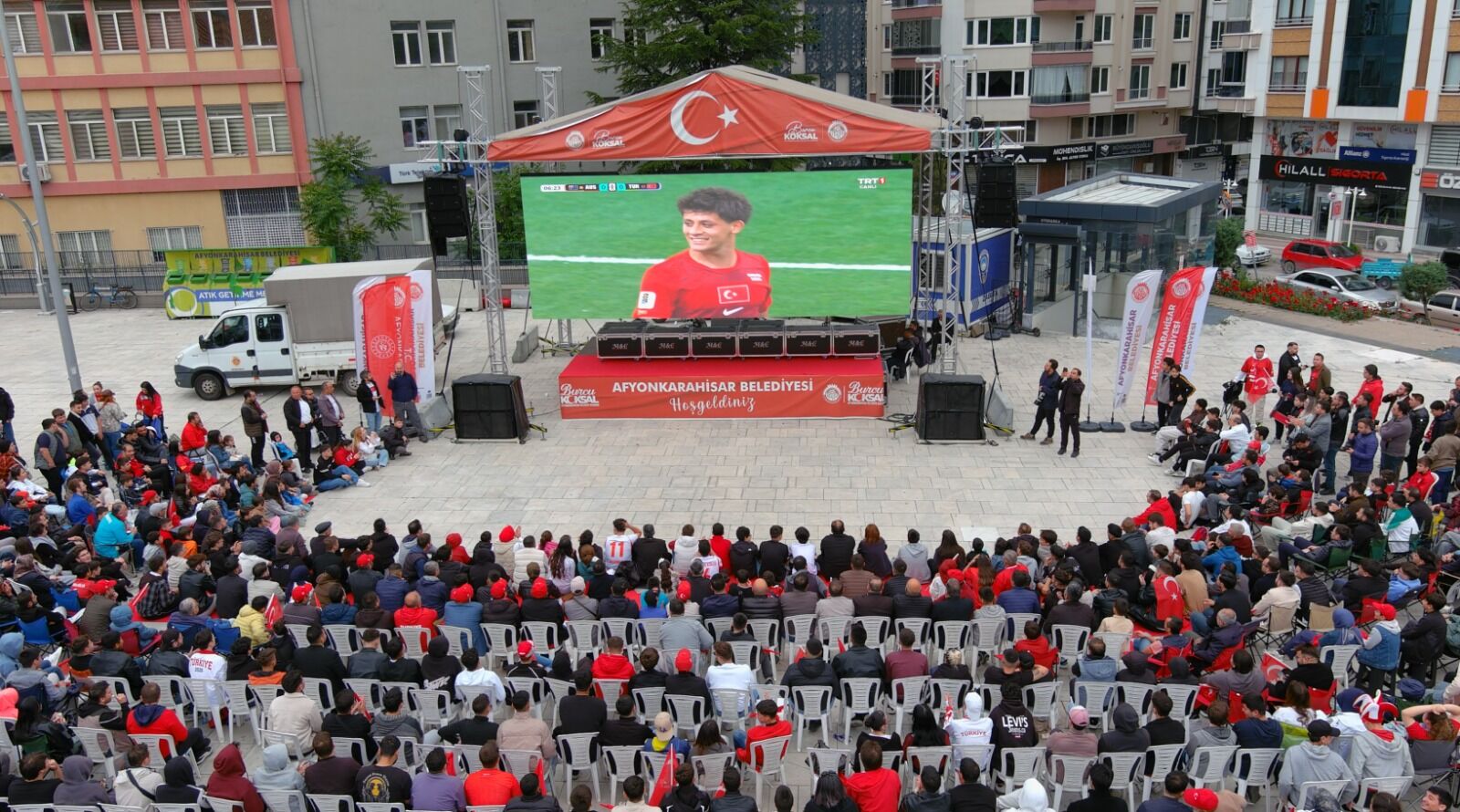 Afyonkarahisar’da Gençler ve Vatandaşlar Milli Maç İçin Bir Araya Geldi