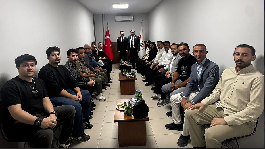 Dere: Siyasi Görüşü Ne Olursa Olsun Kapımız Herkese Açık