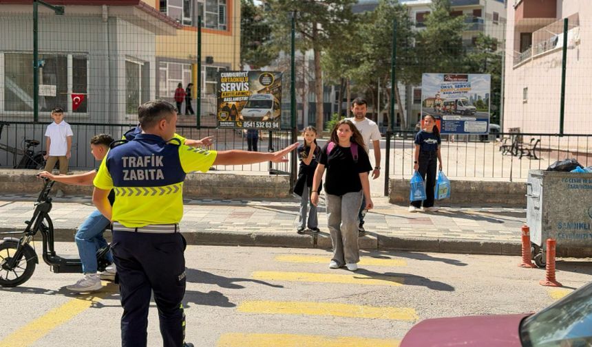 Sandıklı’da Okul Çıkışlarında Zabıta Görev Yapıyor