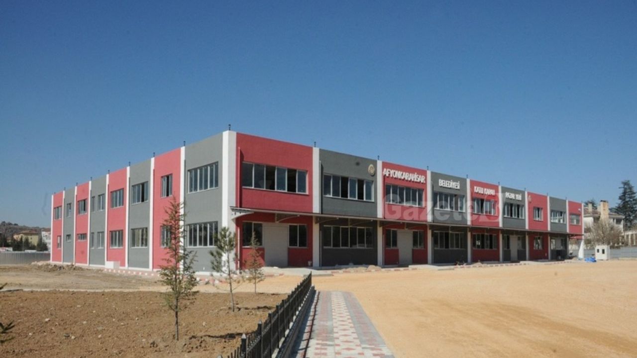 KAPALI PAZAR YERİNDE SİLAHLI TARTIŞMA PANİK YARATTI