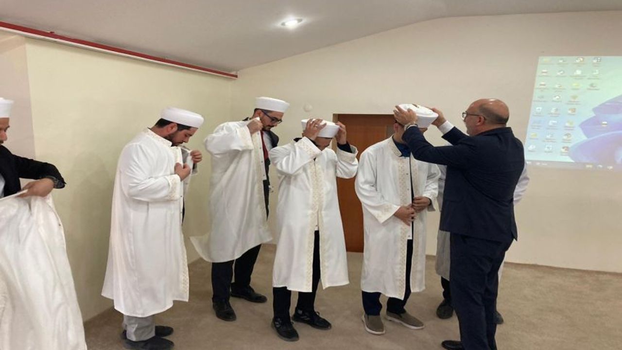 DİNAR’DA GÖREVE YENİ BAŞLAYAN MÜFTÜLÜK PERSONELİ SARIK VE CÜBBE GİYDİ