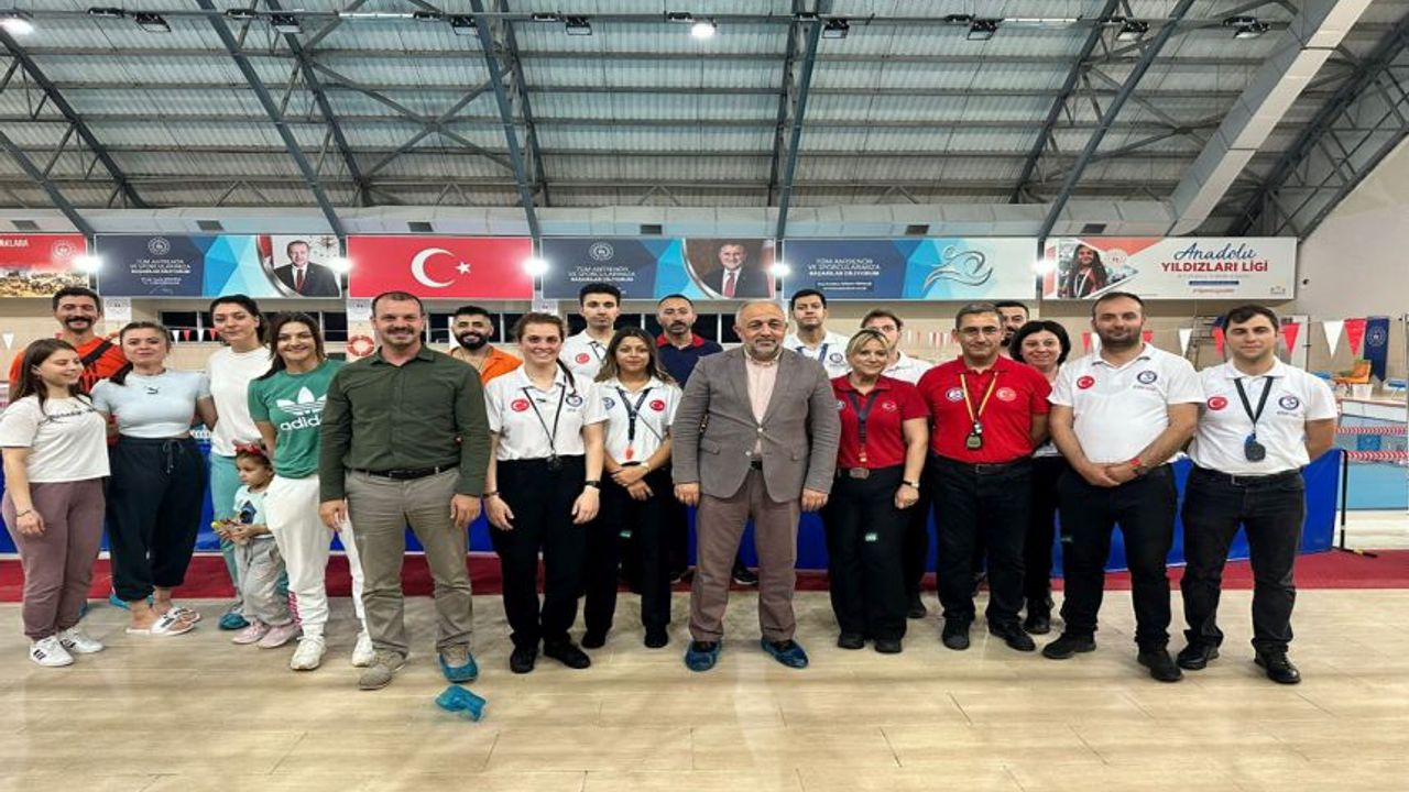 YÜZÜCÜLER KIYASIYA YARIŞTI