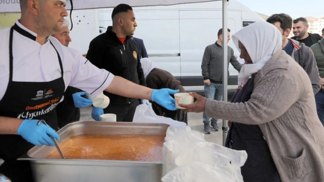 BELEDİYE, PAZARCI ESNAFI VE VATANDAŞLARA ÇORBA İKRAM ETTİ