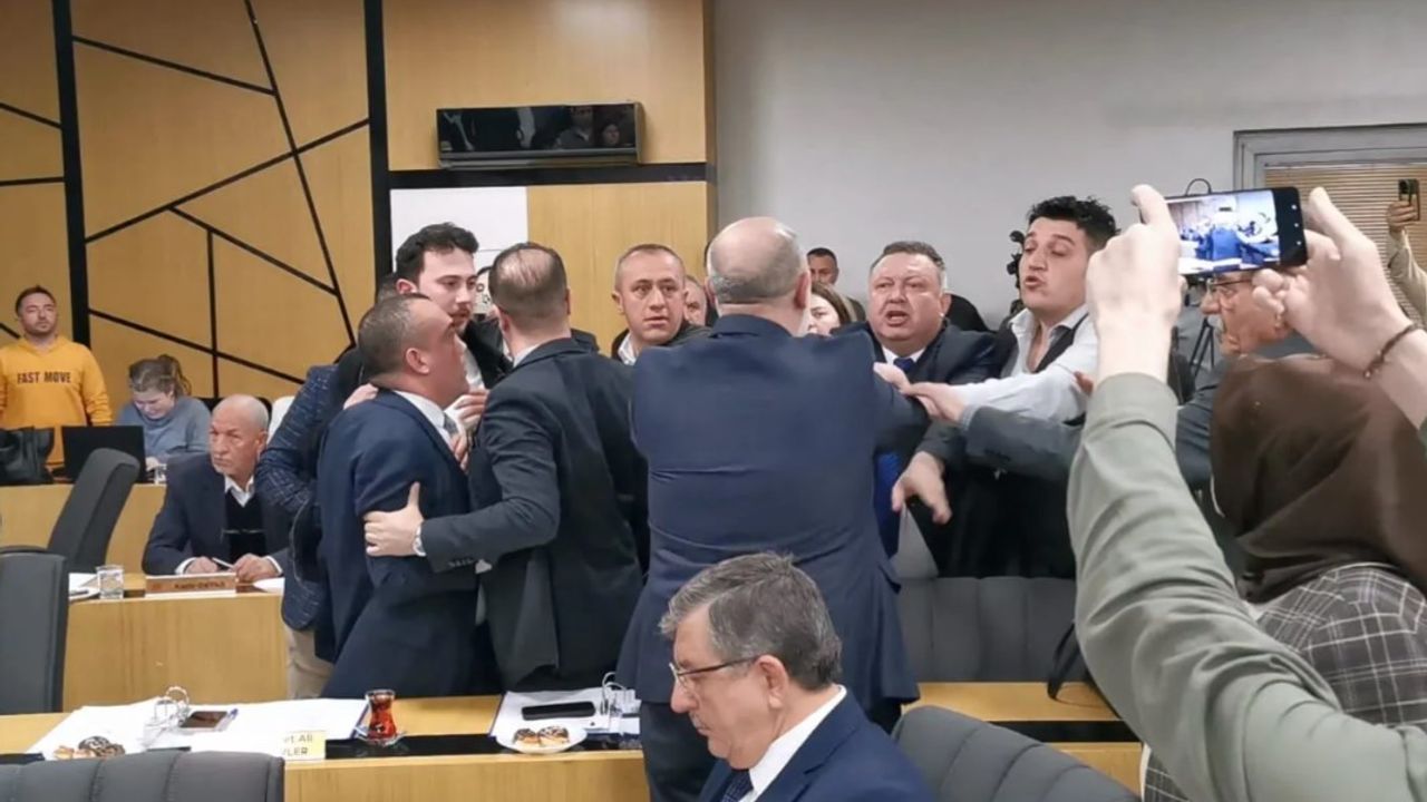 “BAŞKANA PARMAK SALLAYAMAZSIN, ELİNİ KIRARIM SENİN”