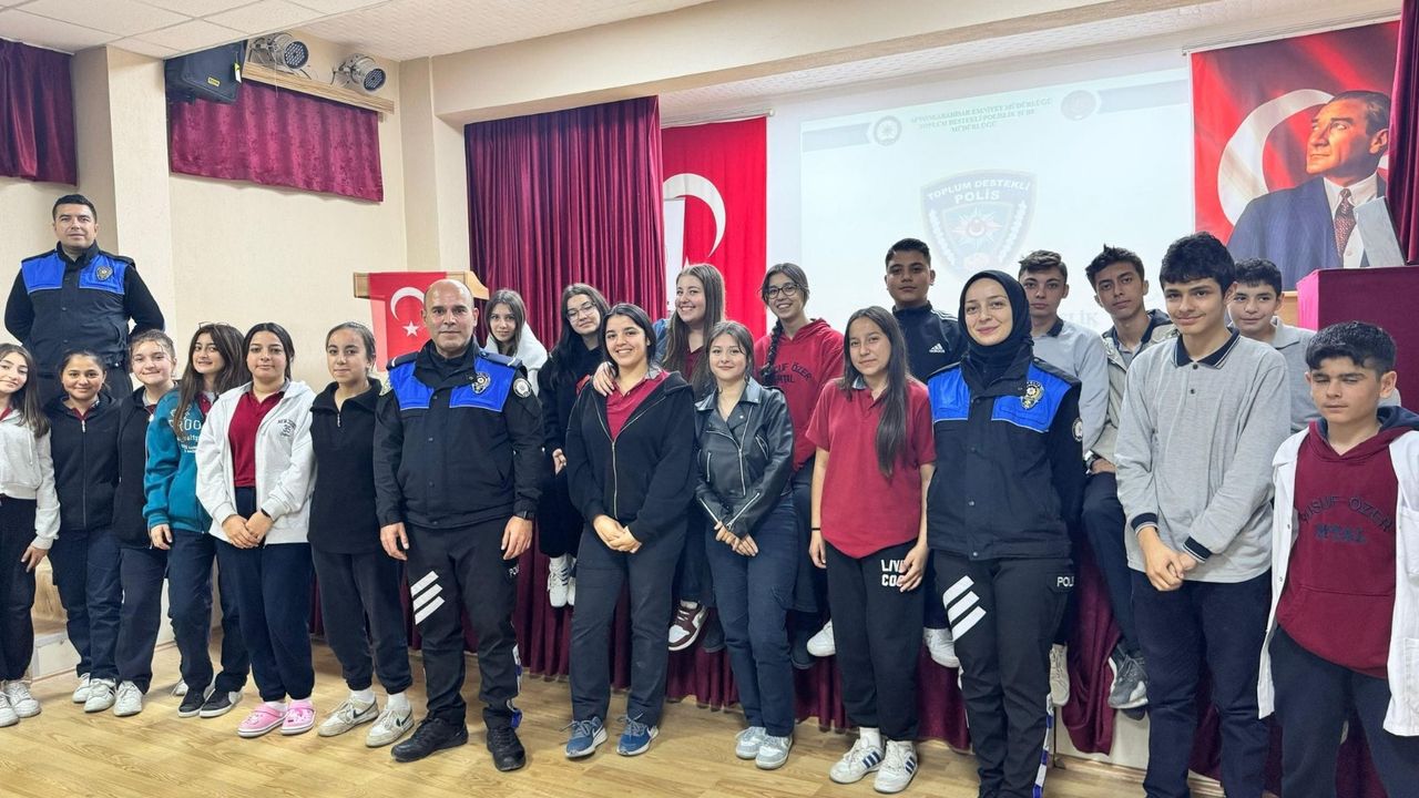 Emniyet Görevlileri Öğrencileri Bilgilendirmeye Devam Ediyor