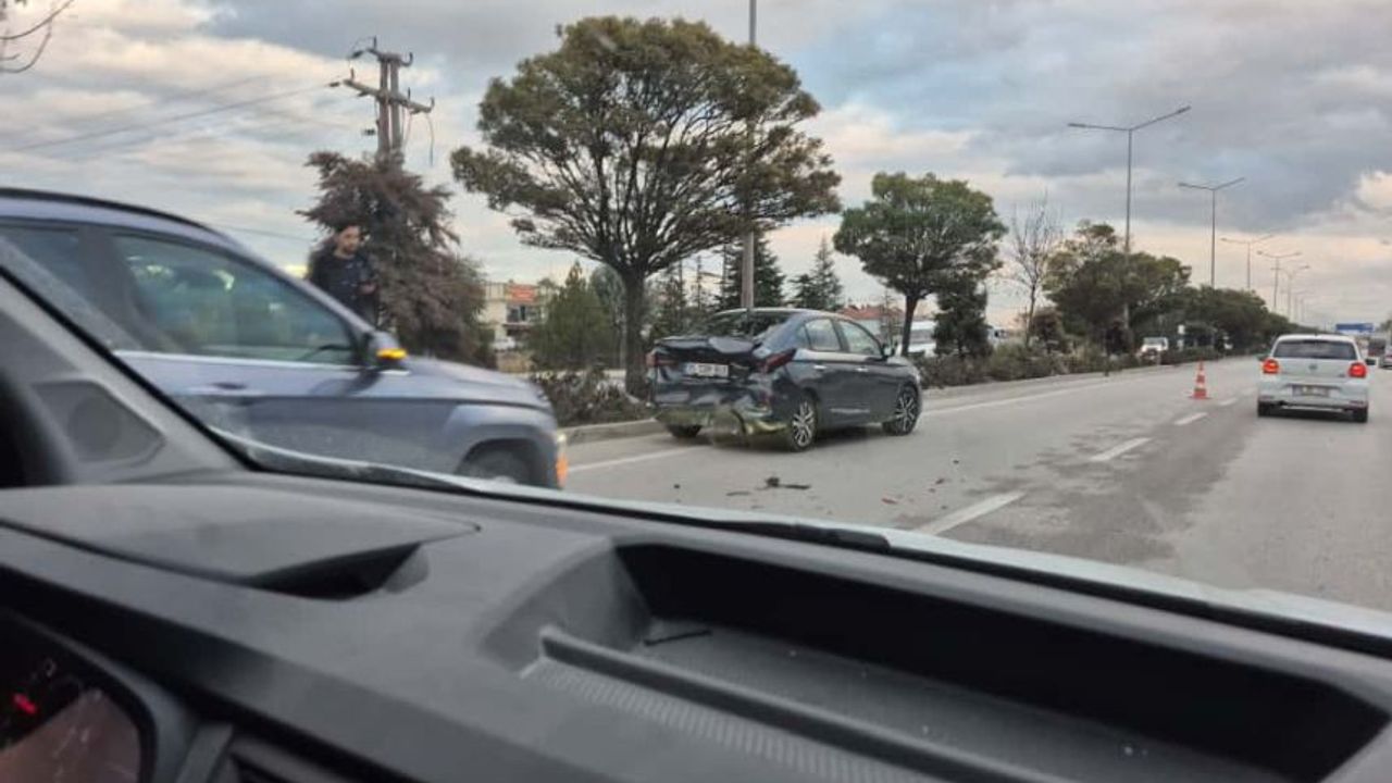 Afyon’da Akşam Saatlerinde Zincirleme Kaza: 3 Araç Birbirine Girdi