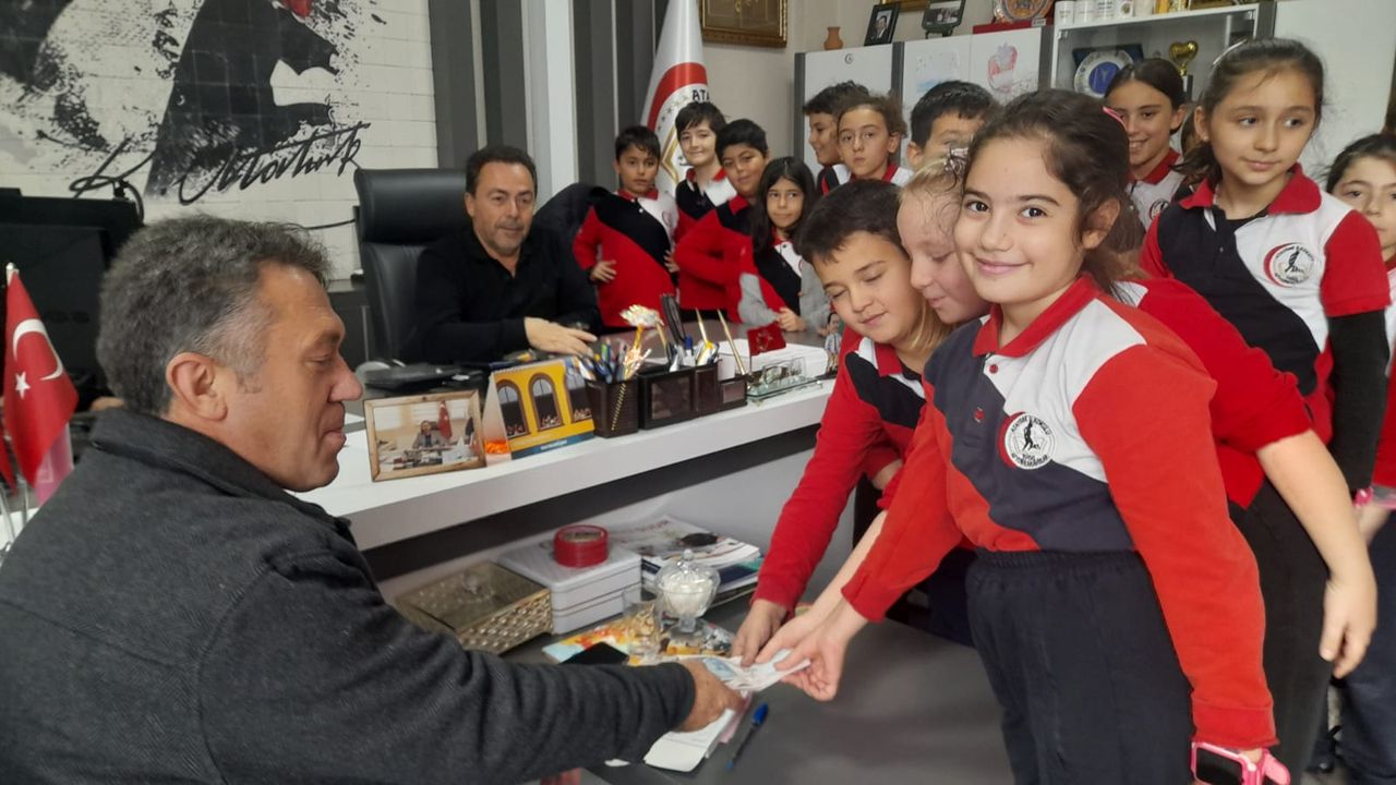 Gazze İçin Bileklik Yapıp Sattılar; Geliri Bağışladılar