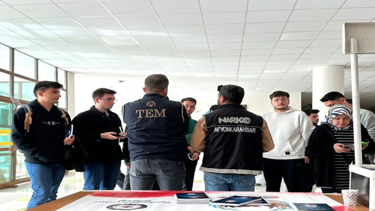 Polis 17 Bin Üniversite Öğrencisini Bilgilendirdi