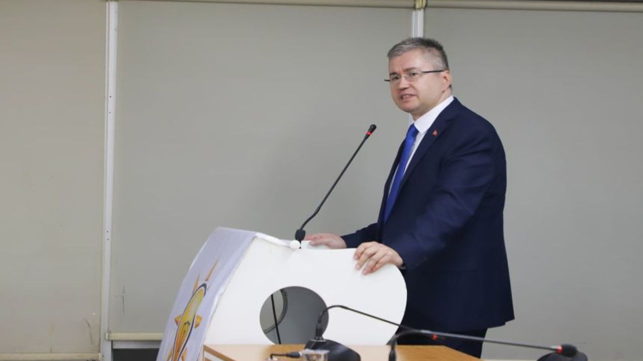 Prof. Dr. Fikret Yaman Ak Parti Teşkilatına Beden Dili Eğitimi Verdi