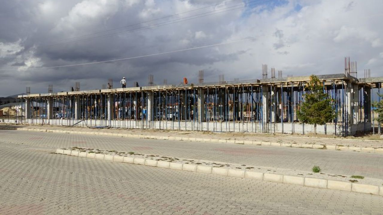 ŞUHUT’TA 22 DÜKKAN VE 22 KONUTLUK PROJE YÜKSELİYOR