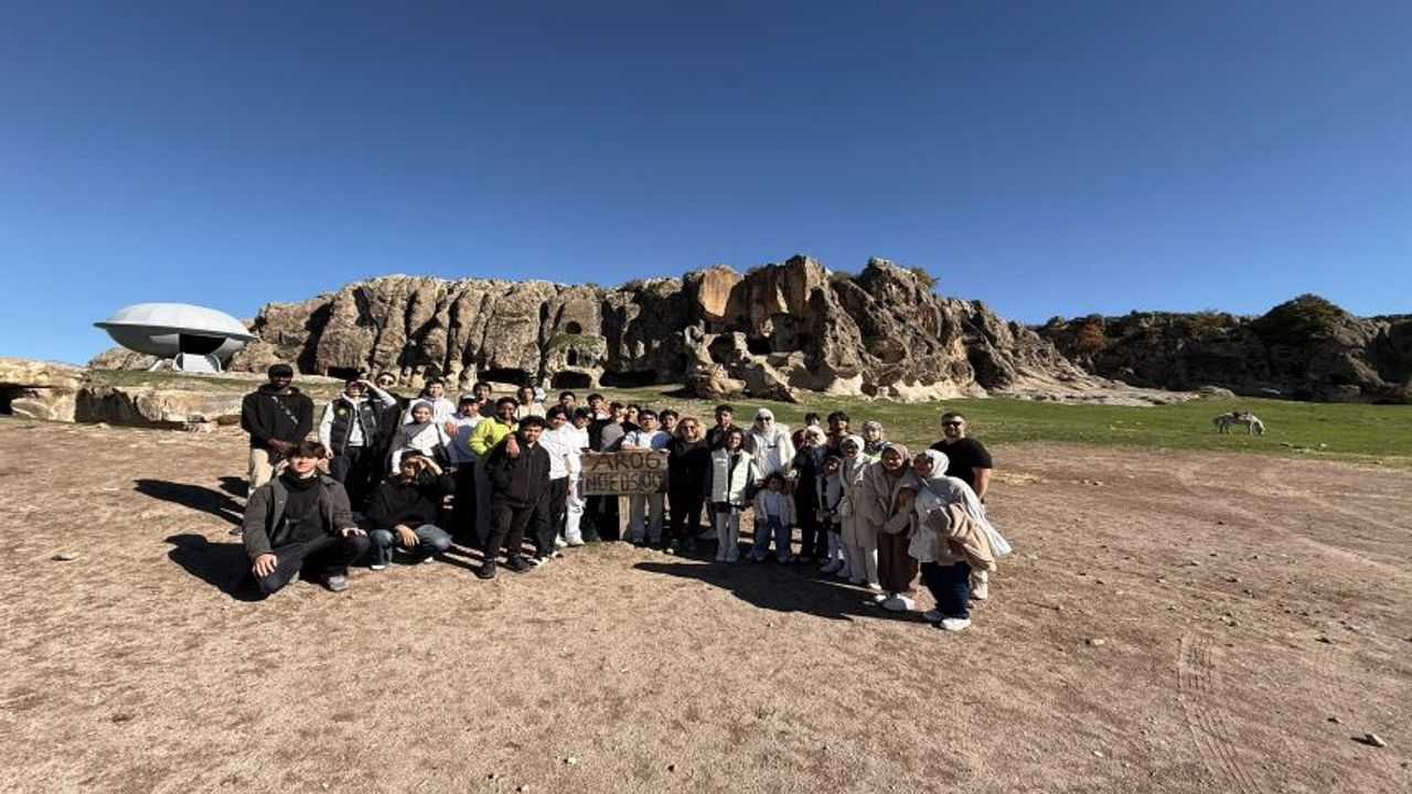 AKÜ TÖMER Öğrencileri, Cumhuriyet’in 102. Yılını Frigya’da Çevre Temizliğiyle Kutladı