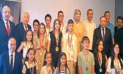 TÜRKİYE VE DÜNYA ÇAPINDA DERECE ALAN GENÇLERE MADALYALARI VALİ YİĞİTBAŞI TARAFINDAN TAKDİM EDİLDİ.