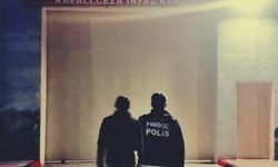 POLİS HIRSIZLIK SUÇUNDAN ARANAN ŞAHSI YAKALADI