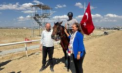 ZAFER KUPASINI BURCU KÖKSAL ADINA KOŞAN AT KAZANDI