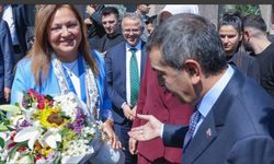 BAKAN TEKİN’DEN BELEDİYE BAŞKANI BURCU KÖKSAL’A ÇİÇEK