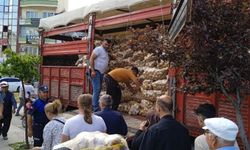 SANDIKLI’DA BİR HAYIRSEVER 20 TON PATATESİ ÜCRETSİZ DAĞITTI