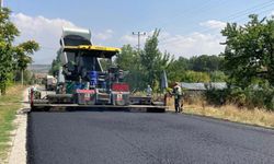 Sinanpaşa'da 10 köyü, 4 beldeyi birbirine bağlayan yol sıcak asfalt oluyor