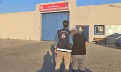 Polis, Düzensiz Göçmeni Arabanın Bagajında Yakaladı