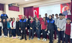 Emniyet Görevlileri Öğrencileri Bilgilendirmeye Devam Ediyor