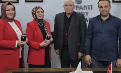AK PARTİ'DEN BAŞARILI TEŞKİLATA GÜMÜŞ ROZET