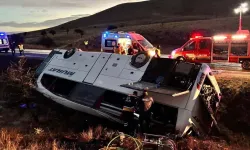 DİNAR’DA OTOBÜS DEVRİLDİ: 2 ÖLÜ 21 YARALI