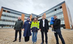 DİŞ HASTANESİNİN IŞIKLARI YANIYOR, EKİPLER ÇALIŞIYOR