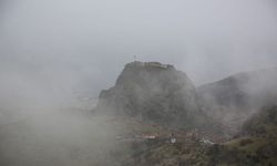 Masal diyarlarından çıkmış gibi… Sisler içinde Karahisar Kalesi