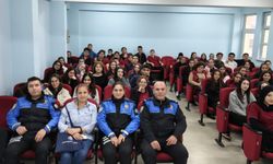 Polis Öğrencileri Bilgilendirdi