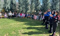 Polis Öğrencileri Bilgilendirdi