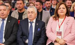 “Başkanımızın yanında durmaya devam edeceğiz.”