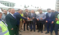 Eroğlu'nun Geleneği Bozulmadı: Temeli Attı, Teslim Tarihini İlan Etti
