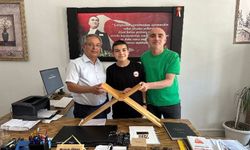 Kur’an-ı Kerim Bölge Birincisine Anlamlı Hediye: Afyonlu Ustadan El Emeği Rahle