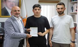 AK Gençliğe Katılan Gence Rozeti Başkan Şahin Taktı