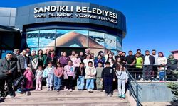 Sandıklı’da Cumhuriyet Coşkusu Havuzda Kulaçlarla Yükseldi!