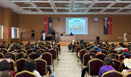 POLİS ÖĞRENCİLERİ BİLGİLENDİRDİ