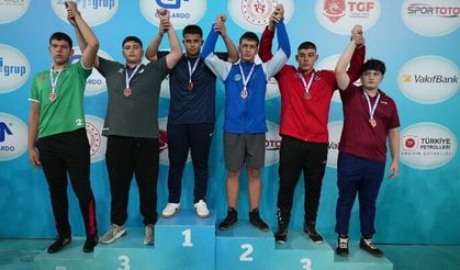 Afyonkarahisar’a Güreşte Madalya Yağmuru