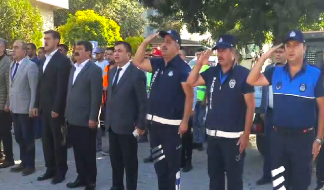 DİNAR’DA HAFTA BAŞI MESAİSİNE İSTİKLAL MARŞIMIZ OKUNARAK BAŞLANIYOR