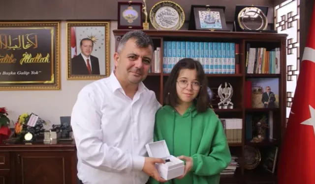 EMİRDAĞ’A BİRİNCİ OLAN ÖĞRENCİDEN BELEDİYE BAŞKANI SERKAN KOYUNCU’YA ZİYARET