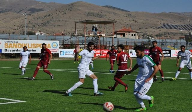 SANDIKLI-ŞUHUT HİSARSPOR MAÇINDA 18 SARI 2 KIRMIZI KART ÇIKTI