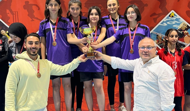 AFYON’DA MASA TENİSİNDE EN İYİ TAKIM ÇOBANLAR LİSESİ