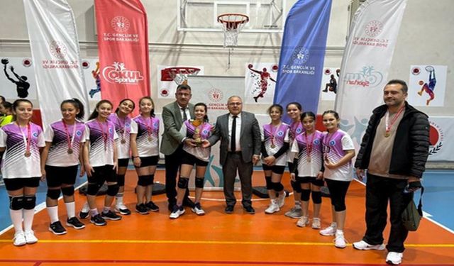 KÜÇÜK KIZLAR VOLEYBOL ŞAMPİYONU ŞEMSETTİN KARAHİSARİ ORTAOKULU