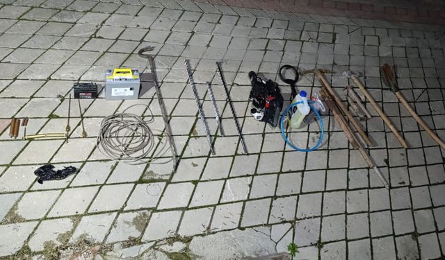 JANDARMA İZİNSİZ DEFİNECİLERİ YAKALADI