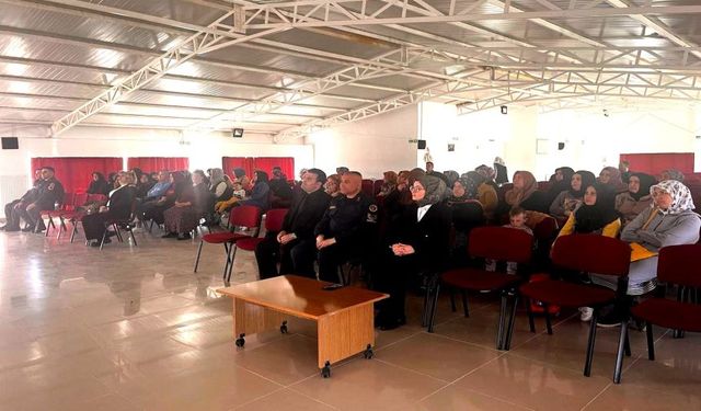 JANDARMA EVCİLER’DE KADINLARA NARKOTİK EĞİTİMİ VERDİ