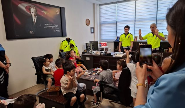 EMNİYET ÖĞRENCİLERİ BİLGİLENDİRMEYE DEVAM EDİYOR
