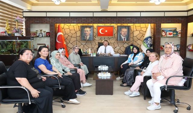 AK PARTİ KADIN KOLLARINDAN BAŞKAN ÖZTAŞ’A ZİYARET