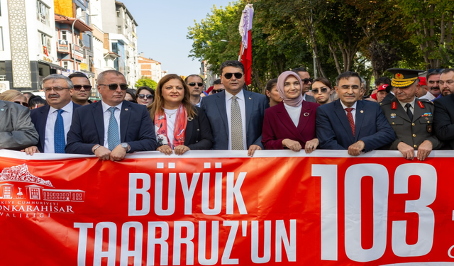 Zafer Haftası Yürüyüşüne Yoğun Katılım