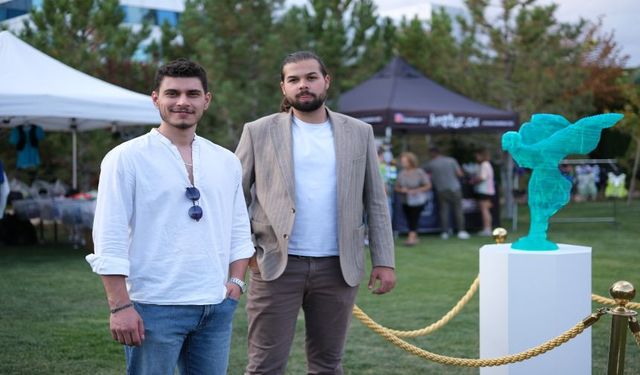 Özdemir ve Gökçe’den 250 Parçalık Işıkla Etkileşimli Sanat Eseri