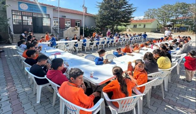 İhsaniye'de Öğrencileri Sevindiren Etkinlik: Öğretmenlerden Sucuk Ekmek İkramı