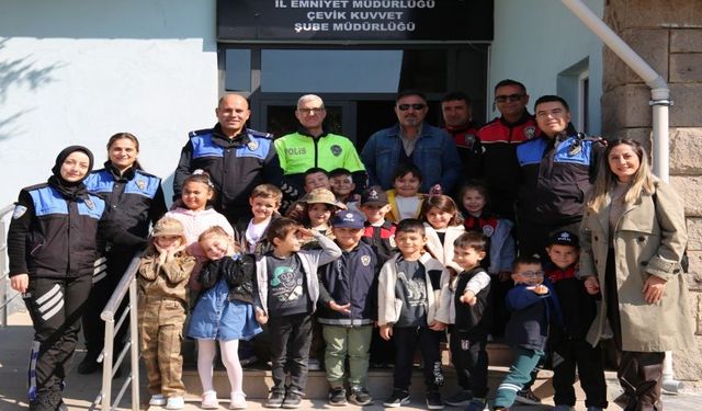 Emniyet Görevlileri Öğrencileri Bilgilendirdi