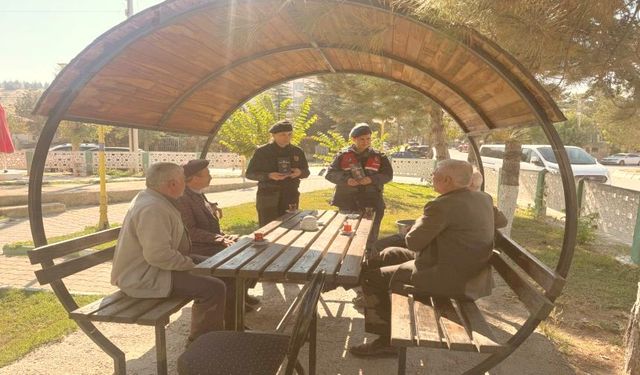 Jandarma Vatandaşları Bilgilendirmeye Devam Ediyor